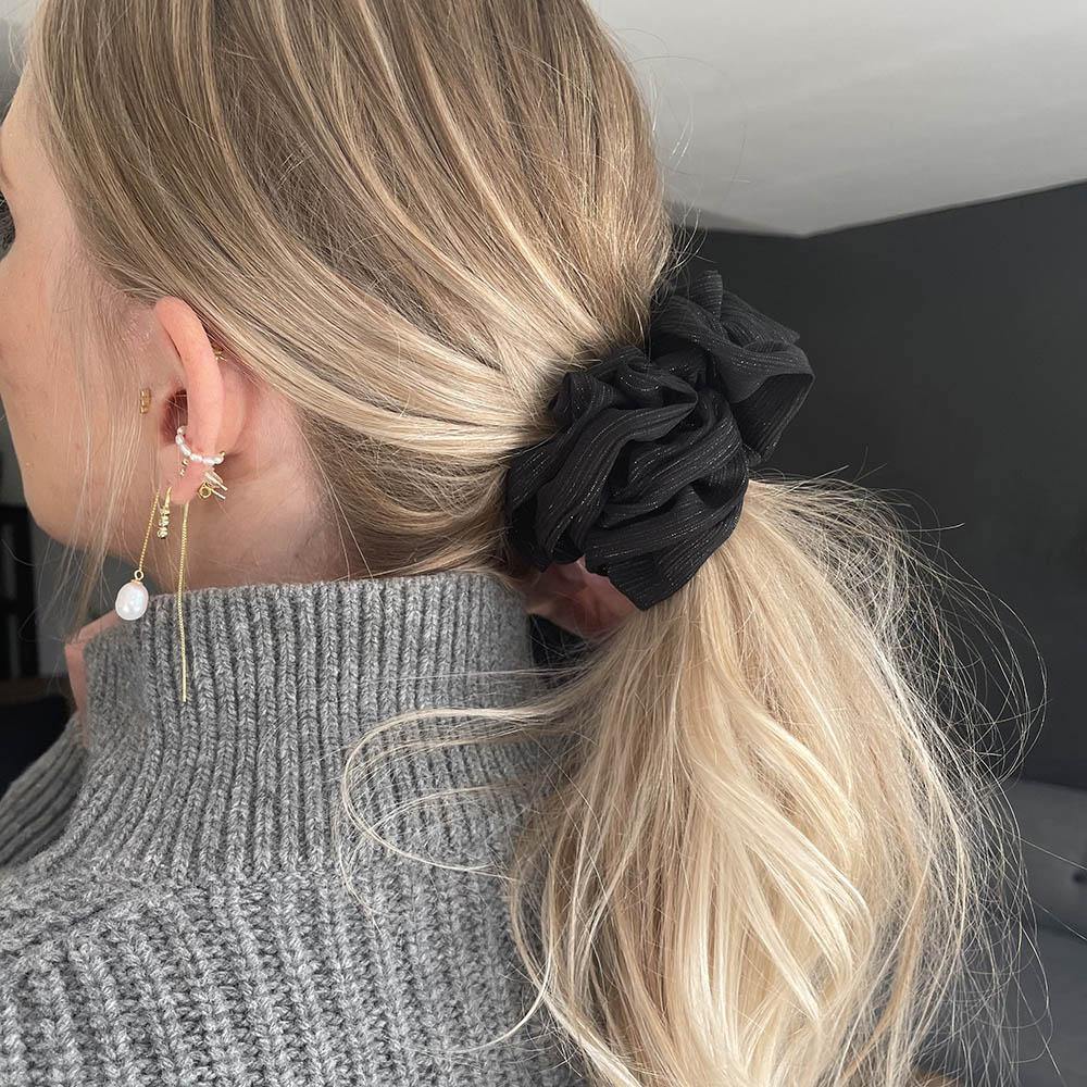 Ivy scrunchie is a must have in your accessory collection! It's an oversized scrunchie with shimmer which creates a puffy look in your hair. Use it in a messy bun or to spice up your ponytail.