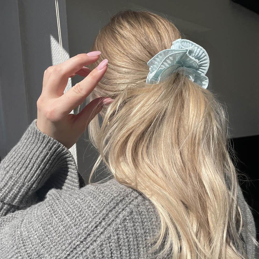 Sia scrunchie is a must have in your accessory collection! It's an oversized scrunchie with shimmer which creates a puffy look in your hair. Use it in a messy bun or to spice up your ponytail.