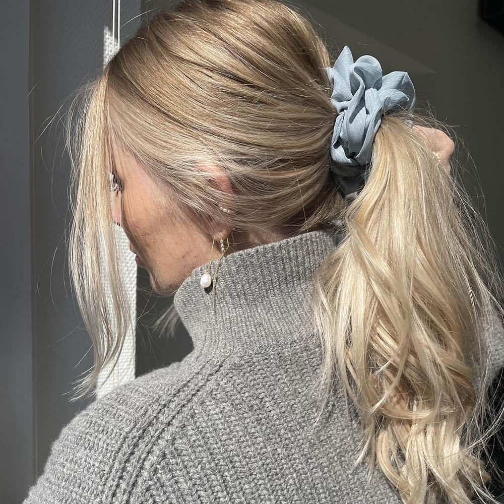 Ivy scrunchie is a must have in your accessory collection! It's an oversized scrunchie with shimmer which creates a puffy look in your hair. Use it in a messy bun or to spice up your ponytail.