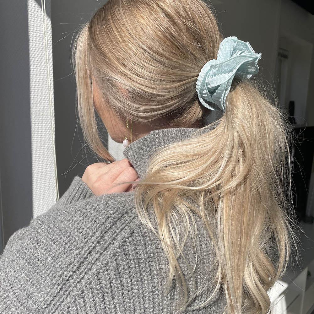Sia scrunchie is a must have in your accessory collection! It's an oversized scrunchie with shimmer which creates a puffy look in your hair. Use it in a messy bun or to spice up your ponytail.