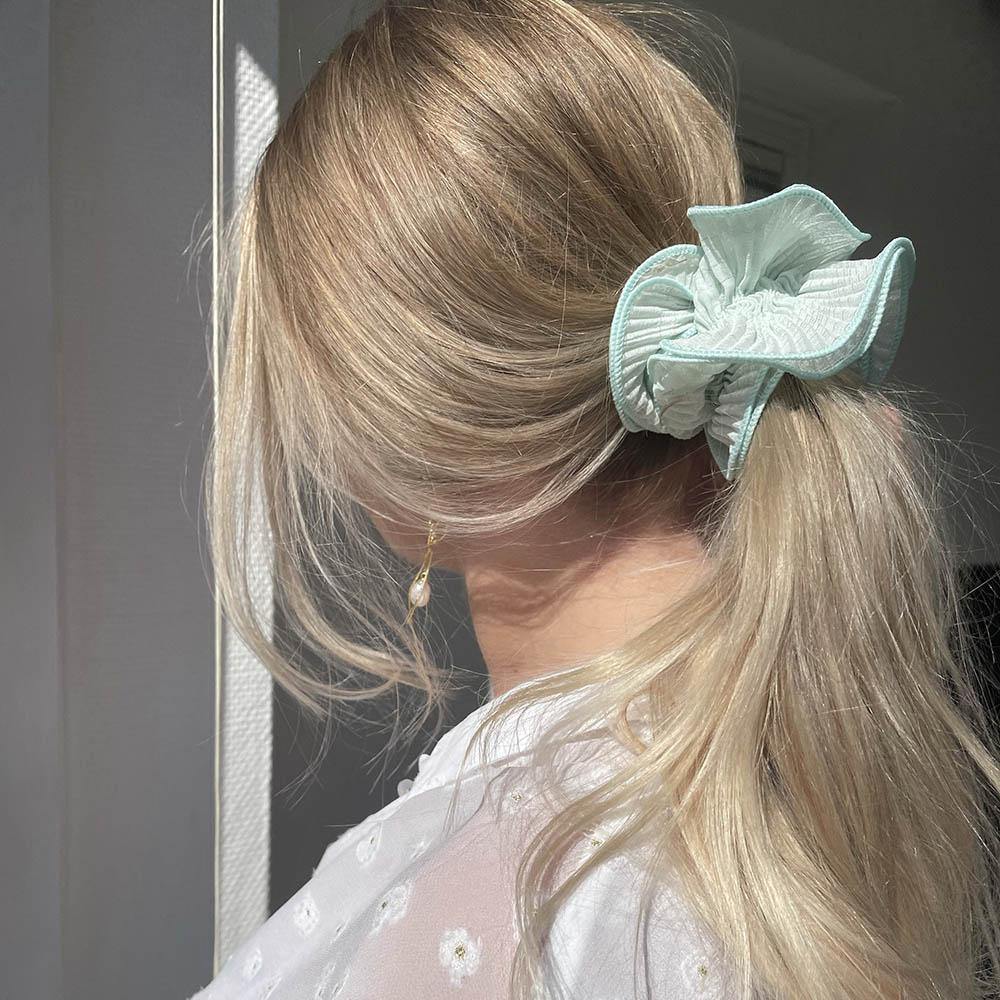 Sia scrunchie is a must have in your accessory collection! It's an oversized scrunchie with shimmer which creates a puffy look in your hair. Use it in a messy bun or to spice up your ponytail.