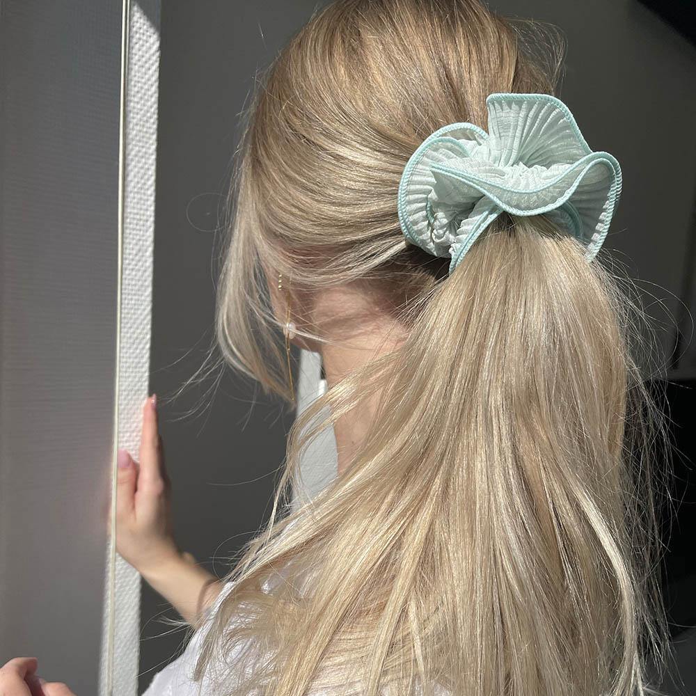 Sia scrunchie is a must have in your accessory collection! It's an oversized scrunchie with shimmer which creates a puffy look in your hair. Use it in a messy bun or to spice up your ponytail.