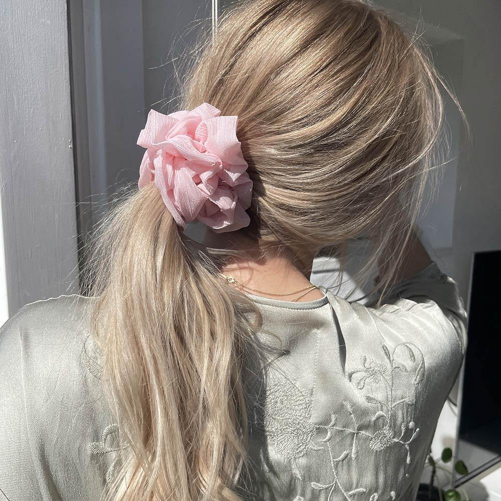 Ivy scrunchie is a must have in your accessory collection! It's an oversized scrunchie with shimmer which creates a puffy look in your hair. Use it in a messy bun or to spice up your ponytail.