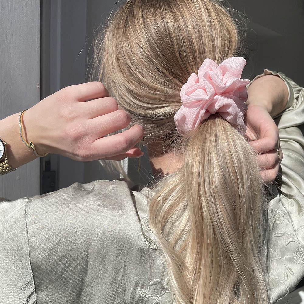 Ivy scrunchie is a must have in your accessory collection! It's an oversized scrunchie with shimmer which creates a puffy look in your hair. Use it in a messy bun or to spice up your ponytail.