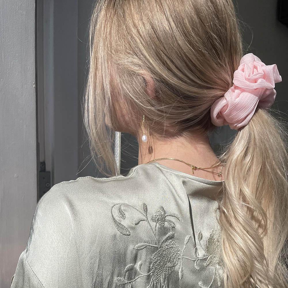Ivy scrunchie is a must have in your accessory collection! It's an oversized scrunchie with shimmer which creates a puffy look in your hair. Use it in a messy bun or to spice up your ponytail.