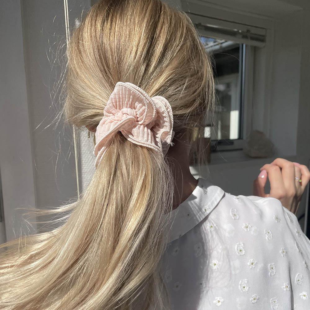 Sia scrunchie is a must have in your accessory collection! It's an oversized scrunchie with shimmer which creates a puffy look in your hair. Use it in a messy bun or to spice up your ponytail.