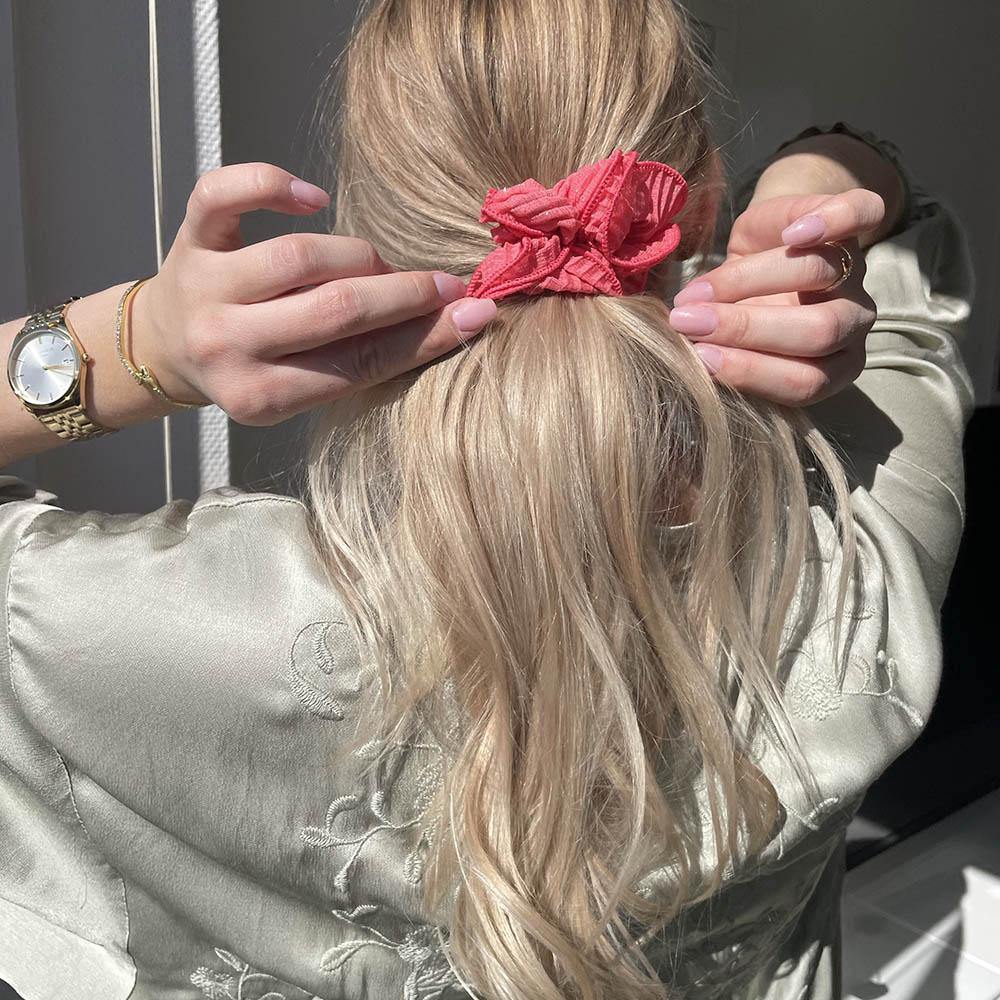 Sia scrunchie is a must have in your accessory collection! It's an oversized scrunchie with shimmer which creates a puffy look in your hair. Use it in a messy bun or to spice up your ponytail.