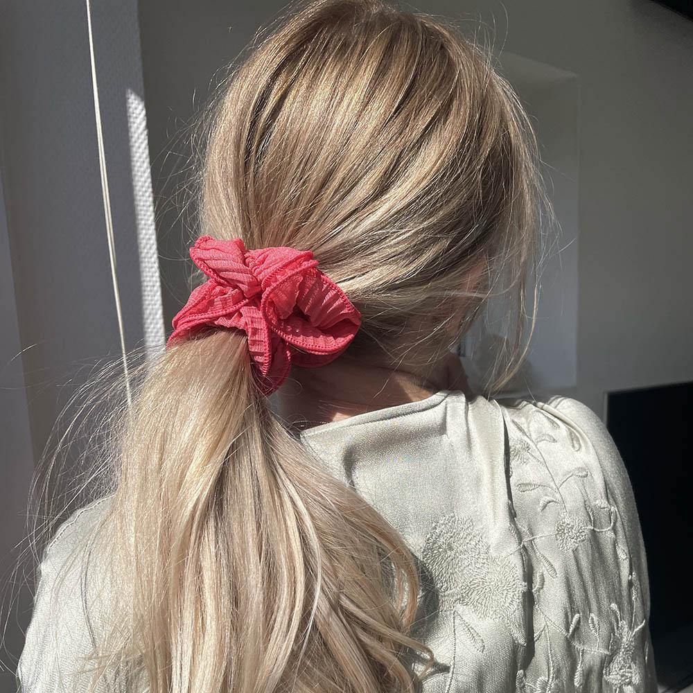 Sia scrunchie is a must have in your accessory collection! It's an oversized scrunchie with shimmer which creates a puffy look in your hair. Use it in a messy bun or to spice up your ponytail.