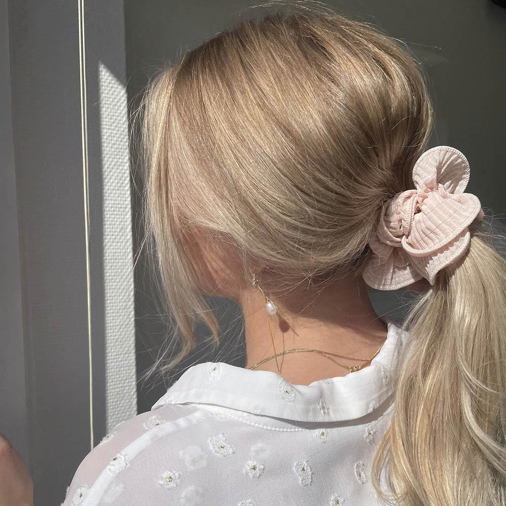 Sia scrunchie is a must have in your accessory collection! It's an oversized scrunchie with shimmer which creates a puffy look in your hair. Use it in a messy bun or to spice up your ponytail.