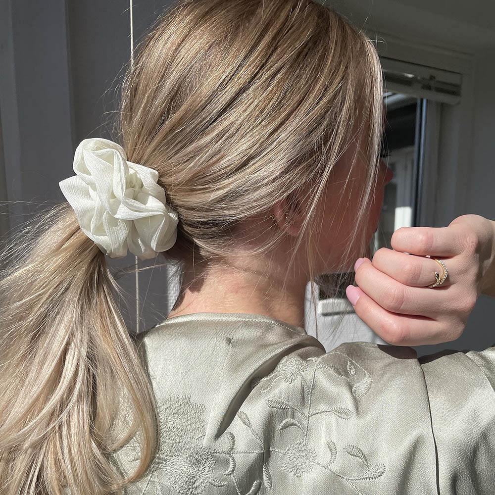 Ivy scrunchie is a must have in your accessory collection! It's an oversized scrunchie with shimmer which creates a puffy look in your hair. Use it in a messy bun or to spice up your ponytail.