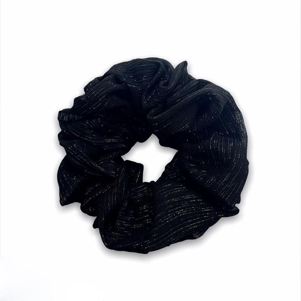 Ivy scrunchie is a must have in your accessory collection! It's an oversized scrunchie with shimmer which creates a puffy look in your hair. Use it in a messy bun or to spice up your ponytail.
