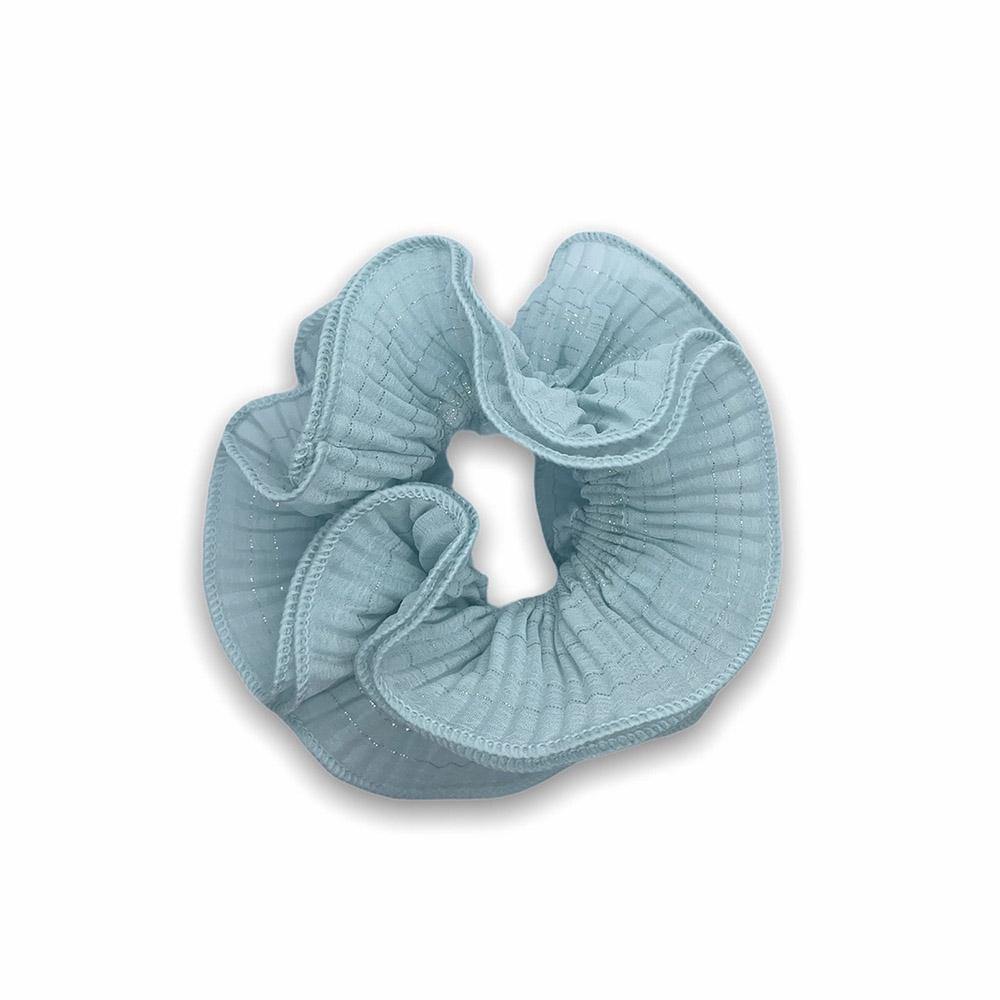 Sia scrunchie is a must have in your accessory collection! It's an oversized scrunchie which creates a puffy look in your hair. Use it in a messy bun or to spice up your ponytail.