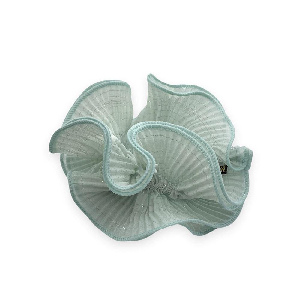 Sia scrunchie is a must have in your accessory collection! It's an oversized scrunchie which creates a puffy look in your hair. Use it in a messy bun or to spice up your ponytail.