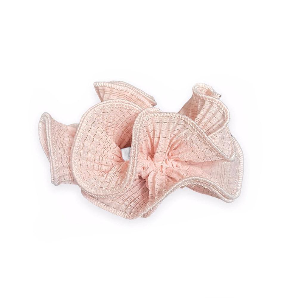 Sia scrunchie is a must have in your accessory collection! It's an oversized scrunchie which creates a puffy look in your hair. Use it in a messy bun or to spice up your ponytail.