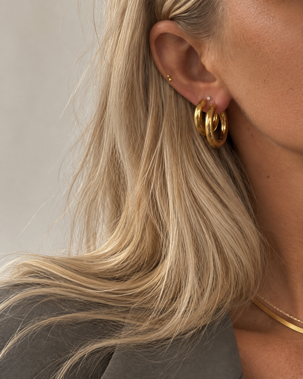 Forgyldte Bold hoops båret i øret