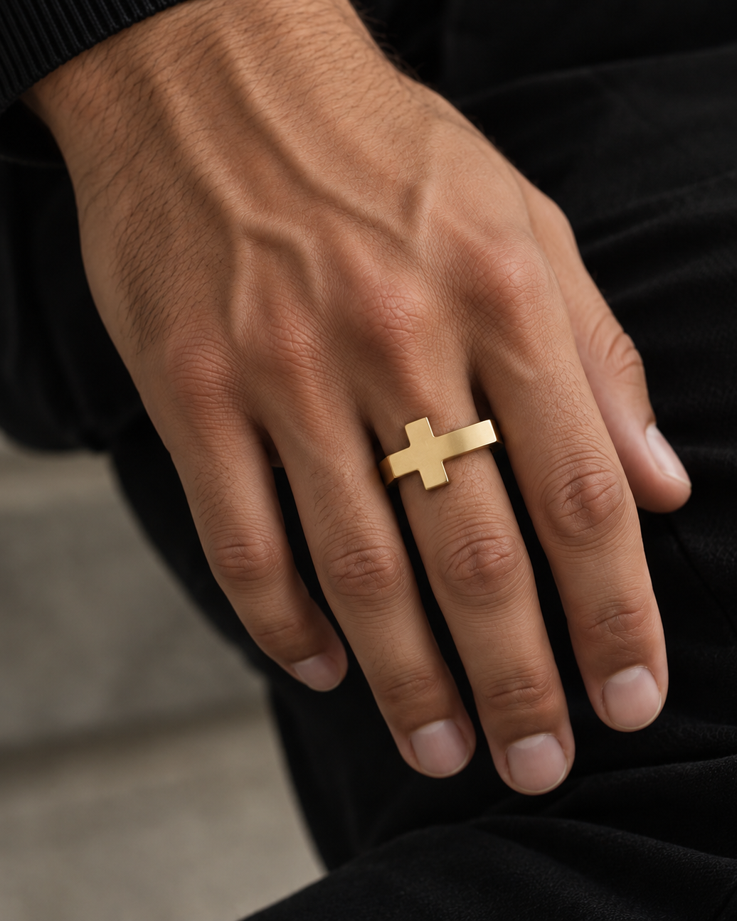 Forgyldt Cross ring på hånden