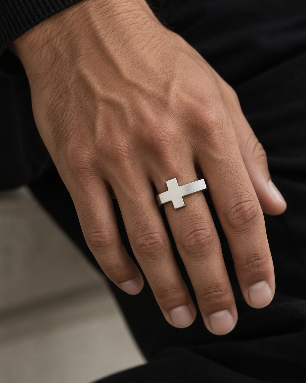 Sølvfarvet Cross ring på hånden
