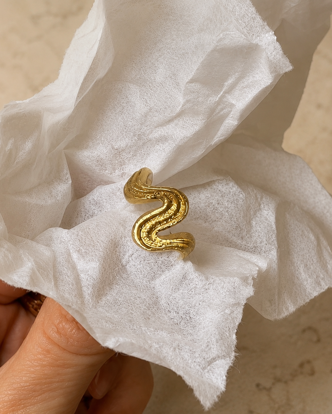 Current statement ring i forgyldt stål på hånden