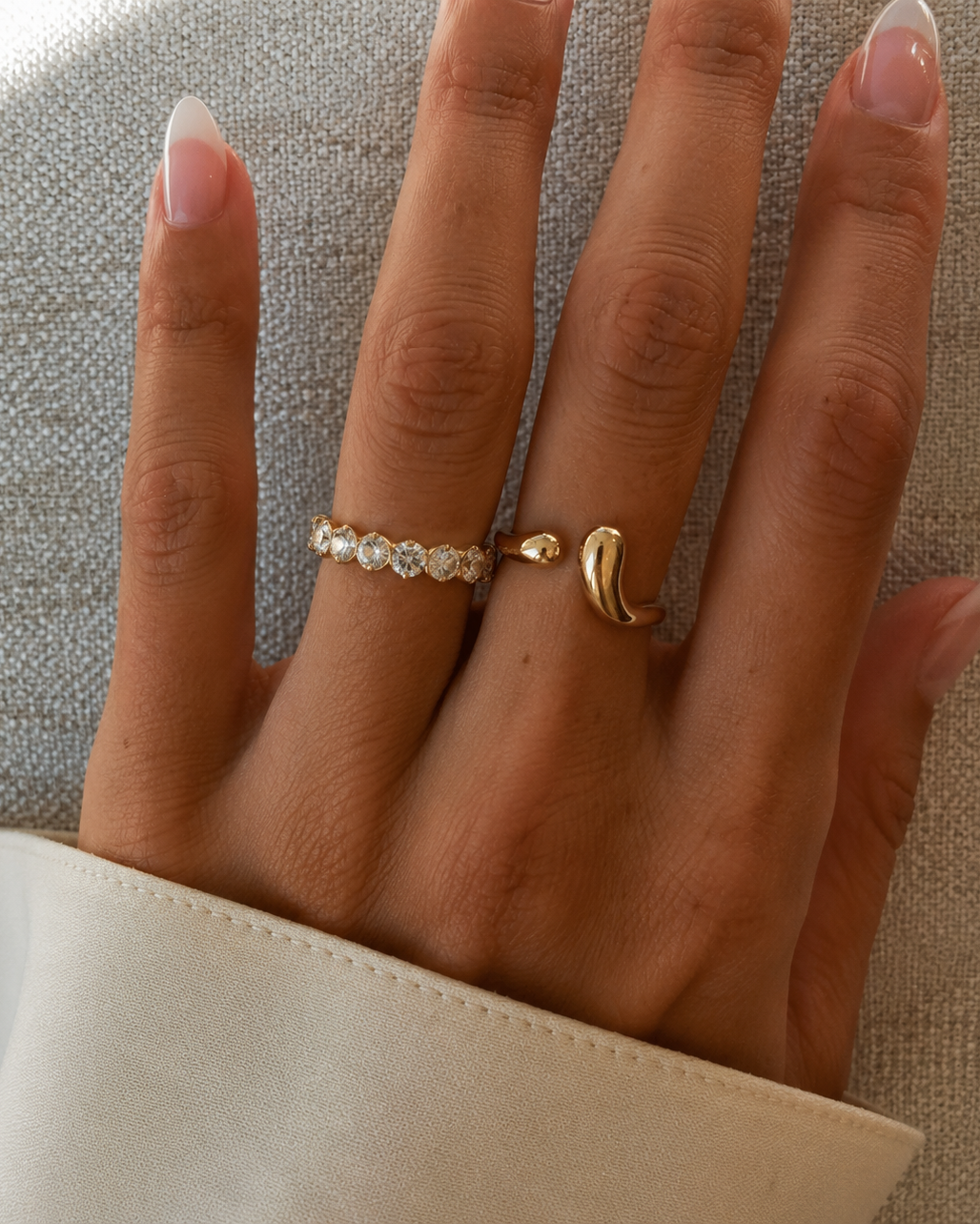 Elios ring med skulpturelle detaljer på hånden