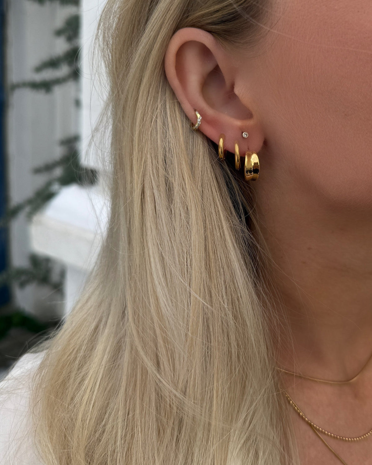 Forgyldte Essential hoops båret af model
