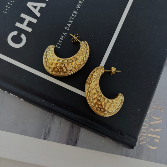 Hammered Moon Hoops - Forgyldt