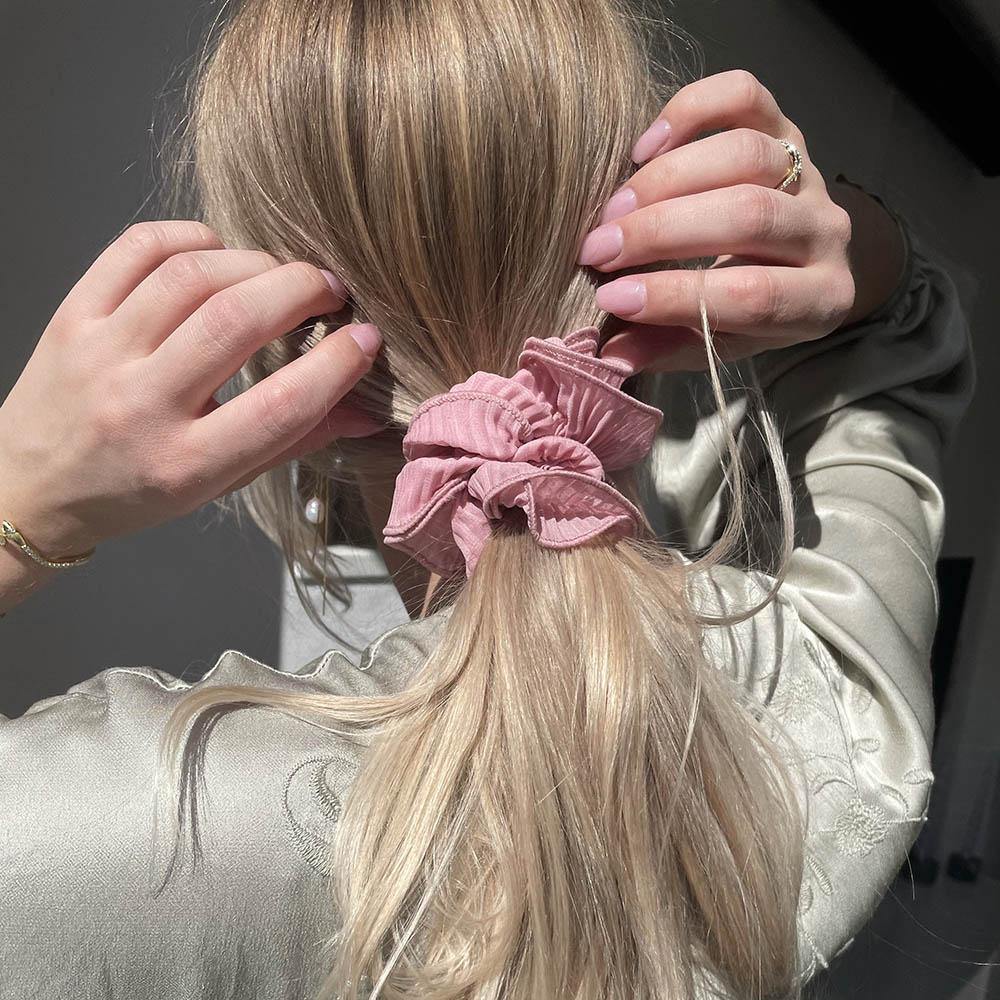 Sia scrunchie is a must have in your accessory collection! It&#39;s an oversized scrunchie with shimmer which creates a puffy look in your hair. Use it in a messy bun or to spice up your ponytail.  