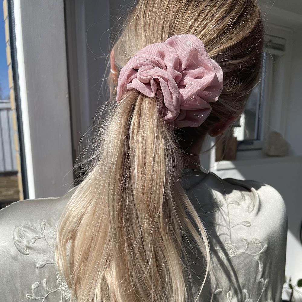 Sia scrunchie is a must have in your accessory collection! It&#39;s an oversized scrunchie with shimmer which creates a puffy look in your hair. Use it in a messy bun or to spice up your ponytail.  