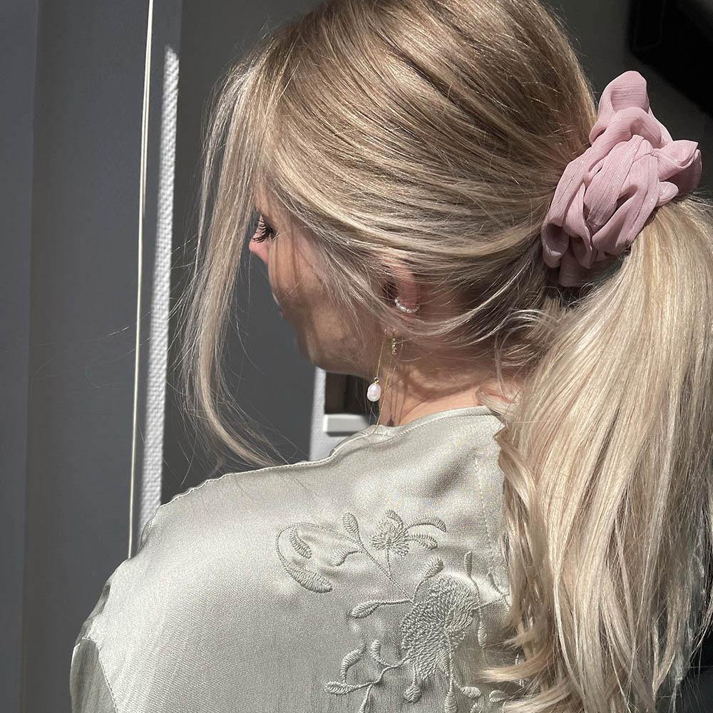 Ivy scrunchie is a must have in your accessory collection! It&#39;s an oversized scrunchie with shimmer which creates a puffy look in your hair. Use it in a messy bun or to spice up your ponytail.  