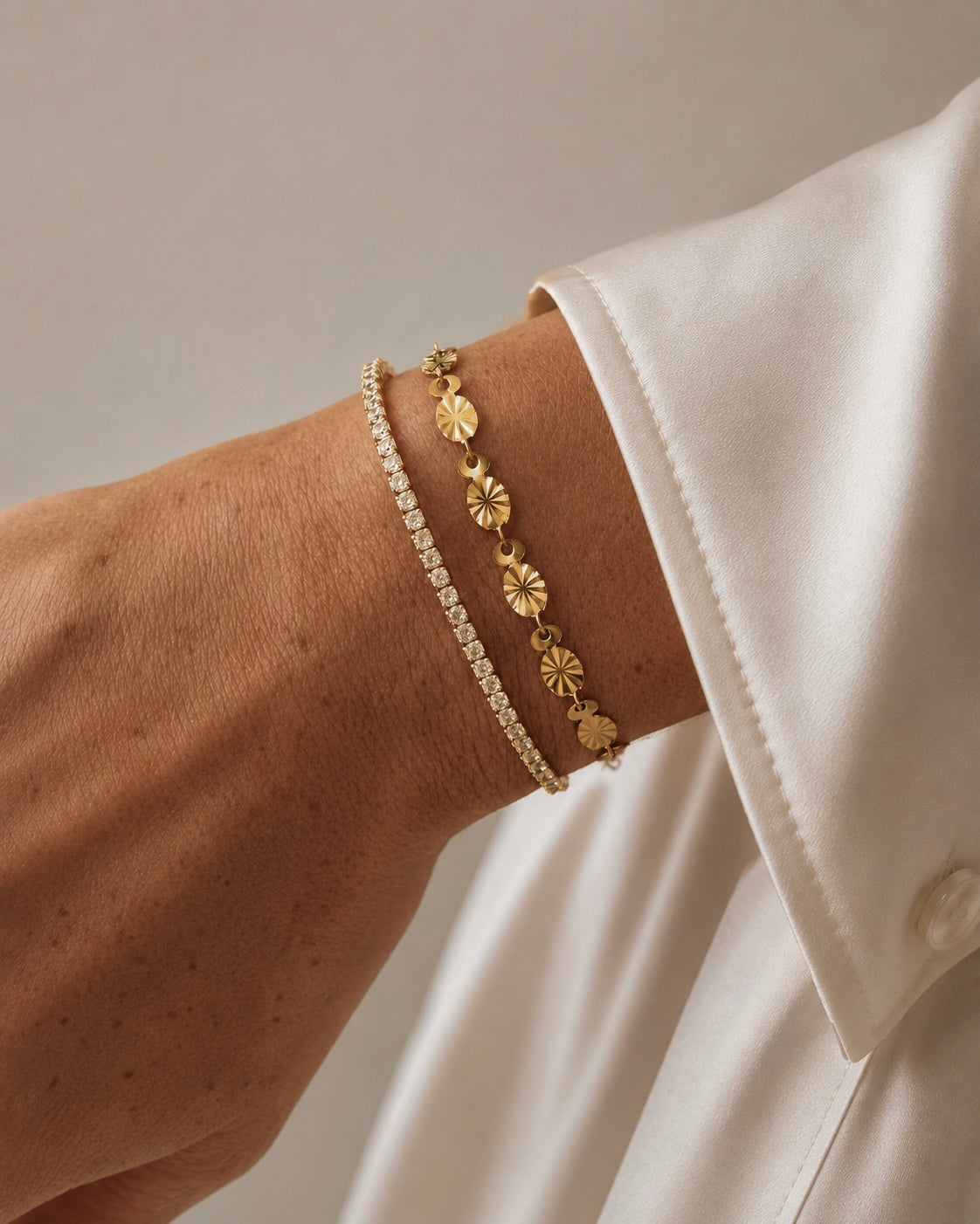 Forgyldt Soleil armbånd på håndleddet