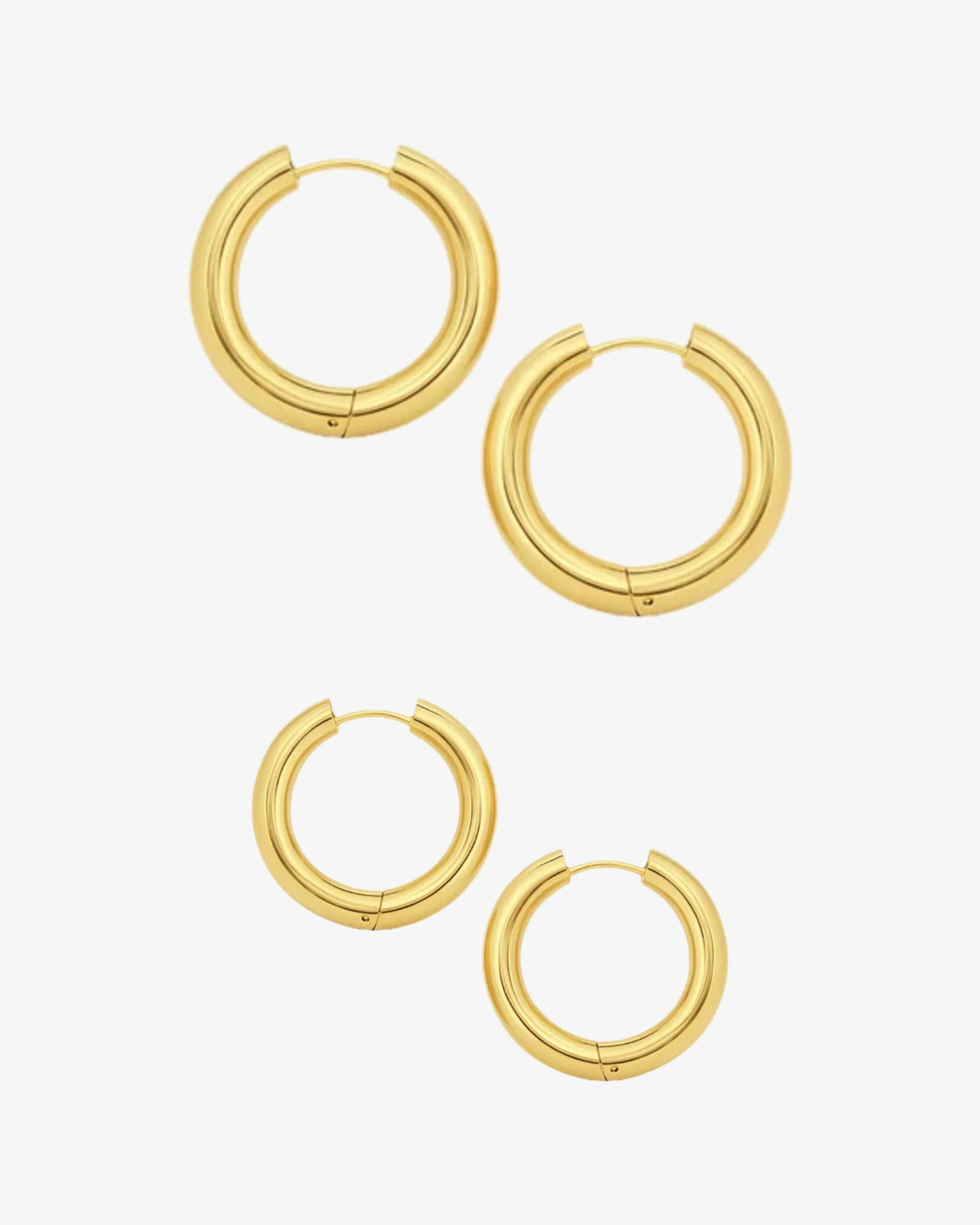 Bold Earrings Stack Set med forgyldte hoops i størrelse L og S